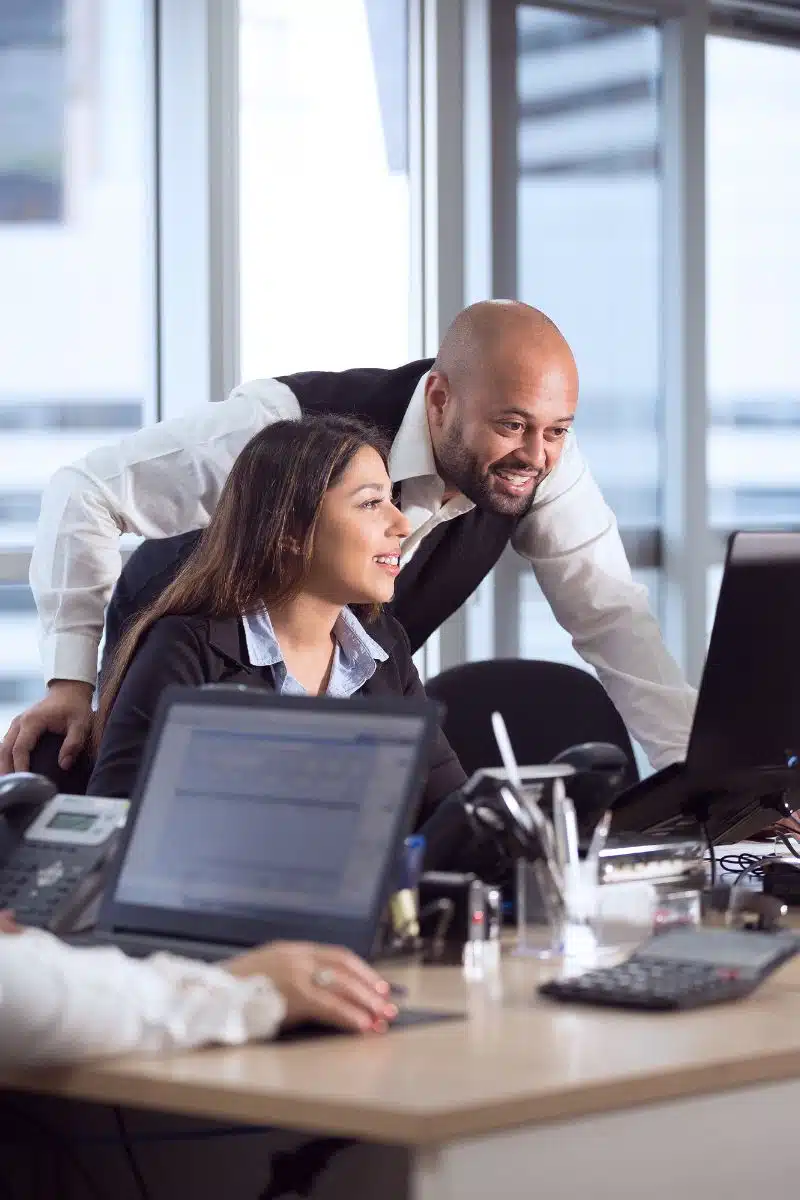 homem conversando mulher em um escritório